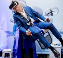 Prince Constantijn in 'VR rollercoaster'