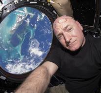 Scott Kelly swings down at NASA