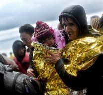 Weather refugees from Turkey into Greece