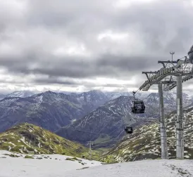 Around 150 Winter Sports Enthusiasts Stranded at Mountain Stations in Italian Alps