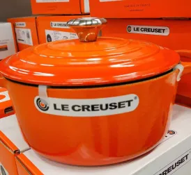 Long Queues at Le Creuset Cookware Sale: Police Intervene in Traffic Chaos