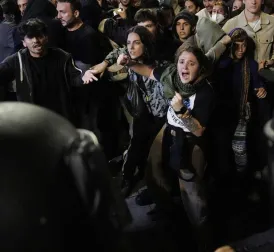 Thirty police officers injured in demonstrations following deadly floods in Valencia