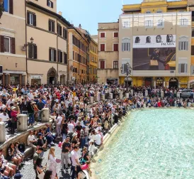 Tourists Disappointed by 'Ugly' Replacement for Trevi Fountain