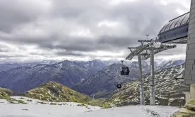 Around 150 Winter Sports Enthusiasts Stranded at Mountain Stations in Italian Alps