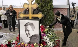 Hundreds Gather at Grave of Russian Opposition Leader Navalny