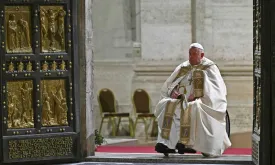 Pope opens Holy Year with traditional opening of the Holy Door