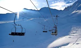 Rescue operation: More than 200 skiers airlifted from broken chairlift in the French Alps