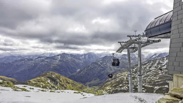 Around 150 Winter Sports Enthusiasts Stranded at Mountain Stations in Italian Alps