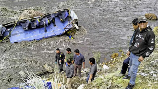 Bus falls 150 meters into river in Peru: at least 6 dead, 32 injured, 6 missing