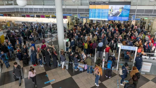 Chaos at Munich Airport: Apologies for Two-Kilometer Queue