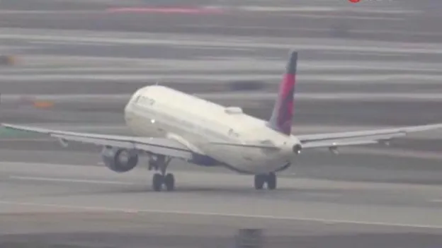 Close Call Avoided at Los Angeles Airport: Narrowly Escaped Disaster