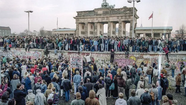 'De Muur' still exists: 35 years after the fall of 'die Mauer', it lives on in the minds of East Germans