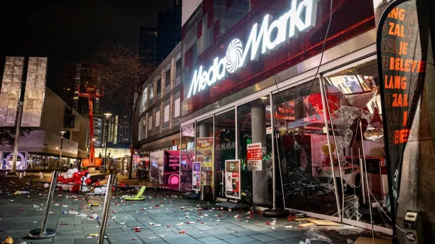 Disruption at Binnenwegplein in Rotterdam due to Mediamarkt action