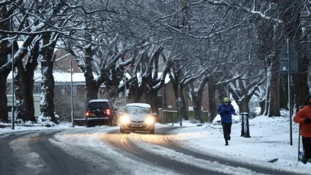 Heavy Snowfall Hits the UK, Disrupting Flights and Daily Life