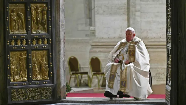 Pope opens Holy Year with traditional opening of the Holy Door