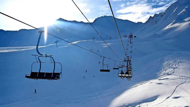 Rescue operation: More than 200 skiers airlifted from broken chairlift in the French Alps