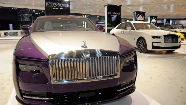 Rolls-Royce to Build Cars with 18-Carat Gold Sculptures for Super Rich