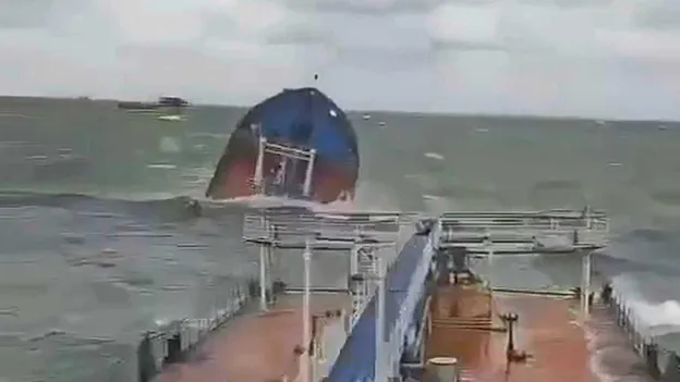 Storm on Black Sea Causes Major Damage and Oil Leak on Russian Tankers: One Crew Member Dead