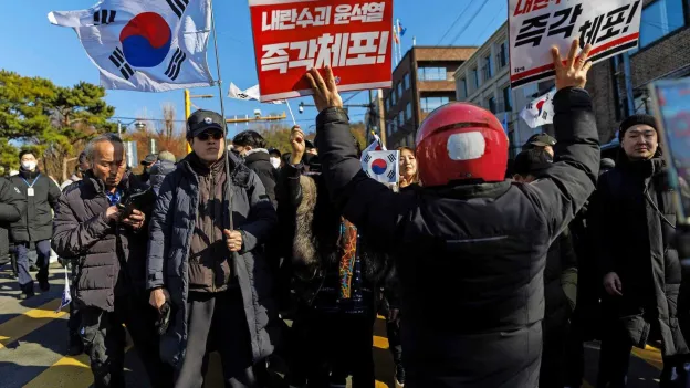 Supporters of South Korean President Attempt to Prevent Arrest