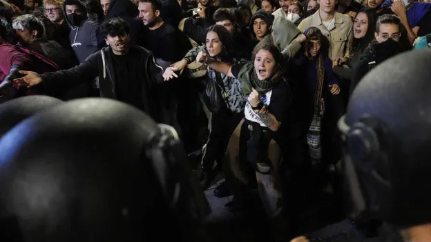 Thirty police officers injured in demonstrations following deadly floods in Valencia