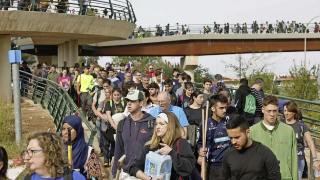 Total Chaos in Spanish 'Ground Zero': Thousands of Volunteers on the Way to Help Victims in Valencia