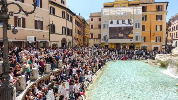 Tourists Disappointed by 'Ugly' Replacement for Trevi Fountain