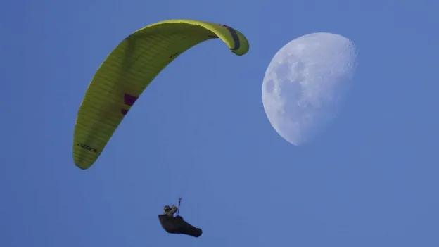 Two Killed in Plane and Paraglider Crash in French Ski Resort