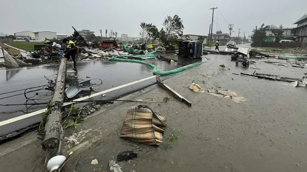 Typhoon Kong-rey Causes Dozens of Casualties in Taiwan