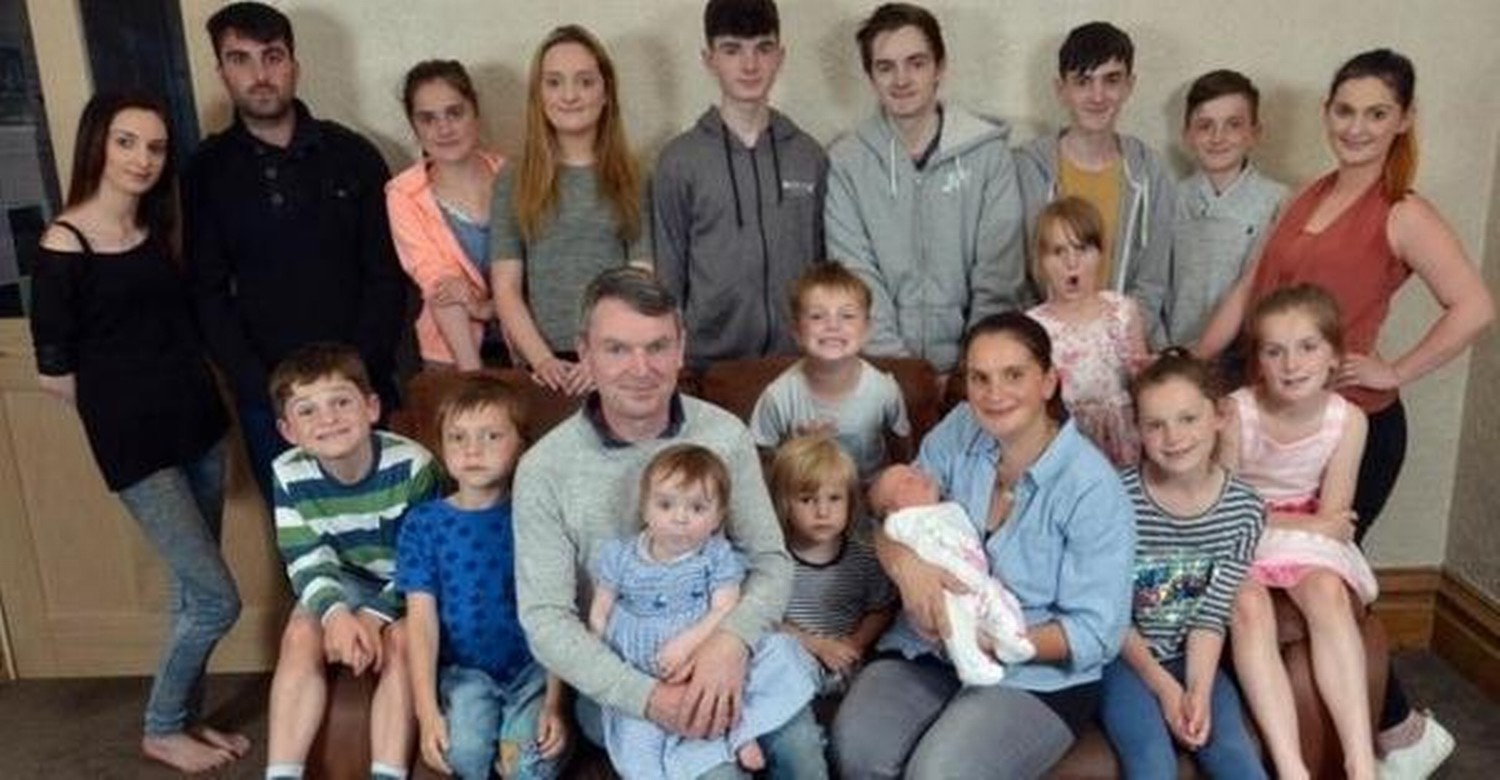Семья 62 результаты. Самая многодетная семья в России. Самая большая семья в России с родными детьми. Самая многодетная мать. Семья с 26 детьми.
