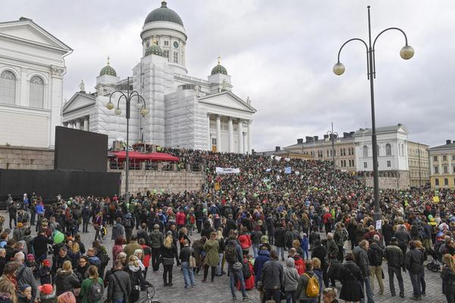 Забастовка в финляндии сейчас. Митинги в Финляндии. Митинг в Хельсинки. Протесты в Финляндии. Хельсинки люди.